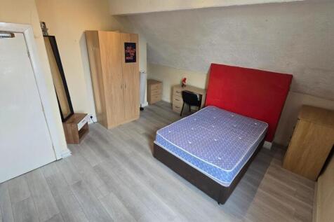 Bright, tidy single bedroom with a comfortable ...