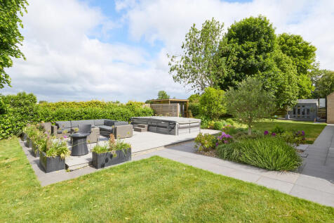 7 Hill Farm View ...