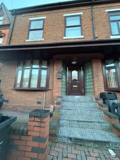 Located in Sparkhill (B11 4RB), this property is close to ALDI, LIDL, ASDA Small Heath, Stratford Road Shopping Parade, GP surgeries, pharmacies, and frequent bus routes, with excellent links to Birmi