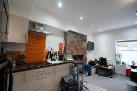 1 Bedroom Flat in LL57 1NT
