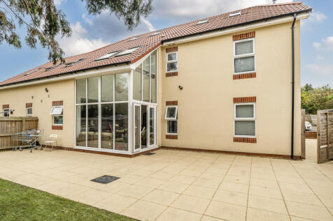 Spacious 9-Bed Investment Property with a Bonus Converted Garage This versatile and high income producing property features 8 generously sized bedrooms, making it ideal for rental or multipurpose livi