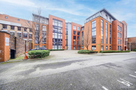 Located just a stones throw from St Pauls Square, this lovely two bedroom top floor apartment boasts an open plan living area with fitted kitchen, a spacious master bedroom with ensuite, further doubl