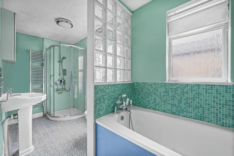 3 bed, 2 bath Terraced in London - Photo 11