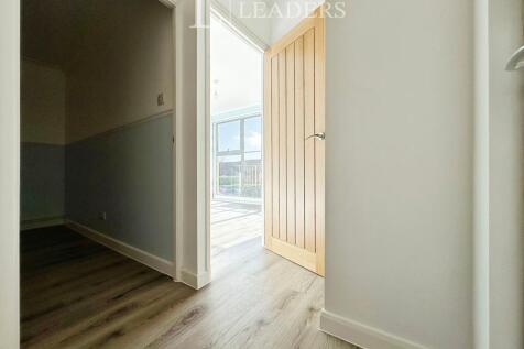 4b36adb7-Hallway
