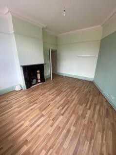 Spacious two-bedroom unfurnished flat located on Kings Heath High Street, featuring a bright living area, fitted kitchen, and modern bathroom. Ideally situated close to local shops, cafés, amenities,