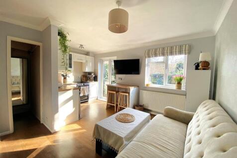 57 The Briary - Lounge1.jpg