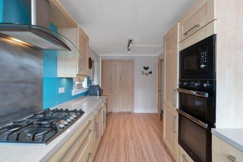 4 bed, 2 bath Detached in Leeds - Photo 18