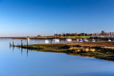 Sittinbourne location boats on the water