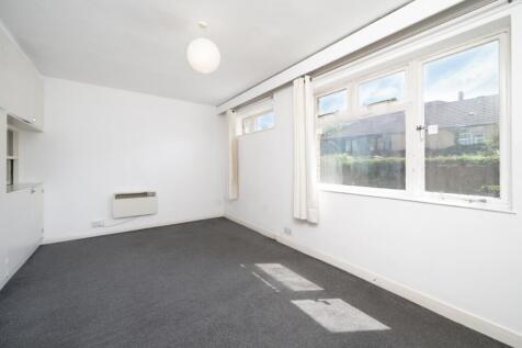 Bright studio apartment in a leafy but highly convenient location close to London Bridge and eclectic amenities on Bermondsey Street.