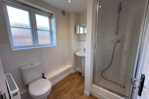 MODERN DECORATIONS & FLOORING'S - FURNISHED EN-SUITE BEDROOM - AVAILABLE AUGUST -2026 - MODERN PROFESSIONAL SHARED HOUSE MINUTES FROM KINGSWOOD & HANHAM. BILLS INCLUDED. FREE COMMUNAL CLEANER, COMMUNA