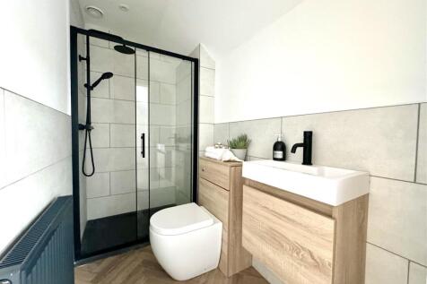 EN-SUITE SHOWER ROOM