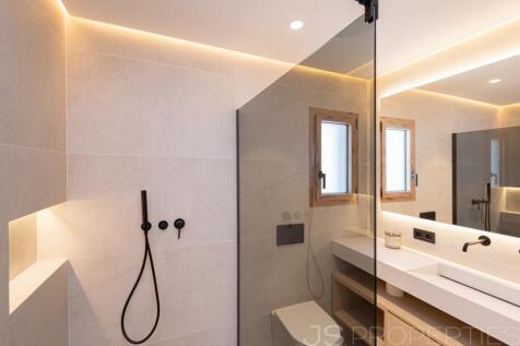 Modern luxury home with pool in a prime location in Puerto Pollensa