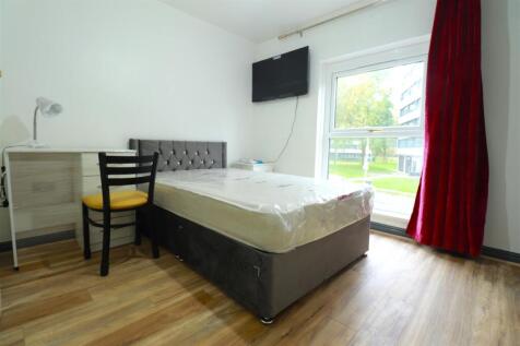 SUITABLE FOR FULL-TIME STUDENTS OR GUARANTOR-LED PROFESSIONALS ONLY This modern en-suite double room is available within a well-maintained three-bedroom shared apartment, ideal for full-time students