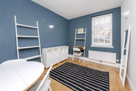 This one-bedroom flat is situated on the ground floor of a purpose-built block in Ladbroke Grove Nottig Hill. The property offers a double bedroom, storage space, a bathroom, and a separate kitchen, m