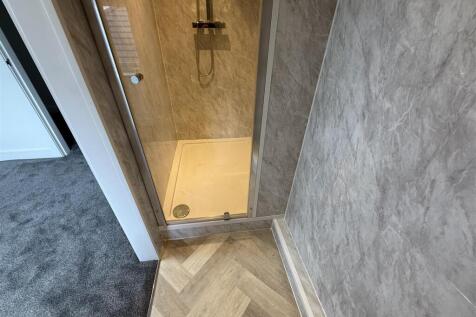 EN-SUITE SHOWER ROOM