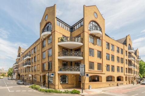 Located on the third floor of Hermitage Court, this two-bedroom, two-bathroom apartment features a spacious living/dining area, separate kitchen, and private balcony. The property benefits from a conc