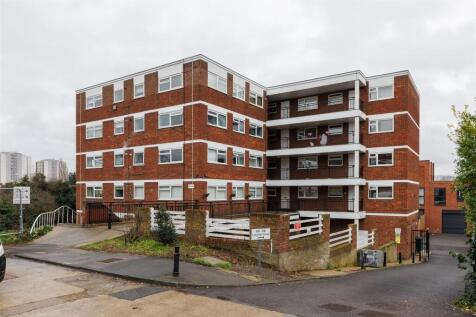 Lynwood Close, E18