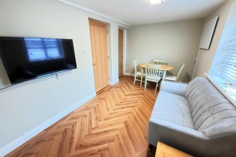 3 Bedroom Flat in LL57 2EU