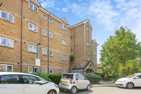 A well presented flat located in the heart of Barnes Village with a generous reception, fully equipped kitchen, two double bedroom with wardrobes and a modern bathroom.