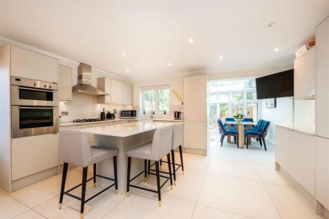 Kitchen & Dining