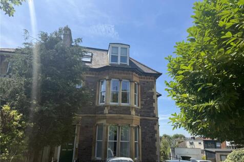 SPACIOUS ONE BEDROOM APARTMENT WITH ADDITIONAL STUDY/OFFICE ROOM AND PARKING ON A FIRST COME FIRST SERVE BASIS. The apartment has a large open plan kitchen living room, kitchen supplied with white goo