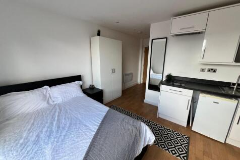 Bright, modern double bedroom with a fitted kit...