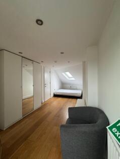 A newly refurbished, bright and comfortable room for rent in a friendly house share. The property offers beautiful communal living areas, modern bathrooms, and a well-maintained shared kitchen. All bi