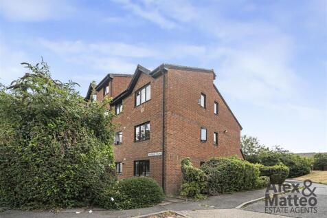 A generous one bedroom apartment located a walk away from New Cross Gate Overground Station as well as being located next to the greenery Bridgehouse Meadows. The apartment features a spacious and nat
