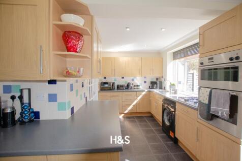 32 Hernfield - Kitchen.jpg
