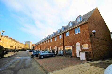 Set within a quiet gated development canal side and adjacent to Victoria Park is this beautiful 3 bedroom split level apartment. Parking space included.