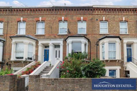 A beautifully presented and exceptionally spacious one-bedroom flat with its own private entrance, set within an attractive period conversion on the first floor. Ideally located close to the vibrant a