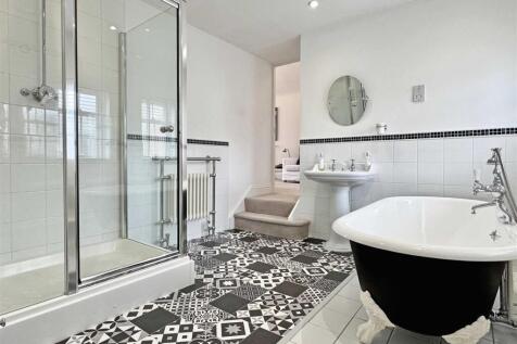 En-Suite To Master b.jpg