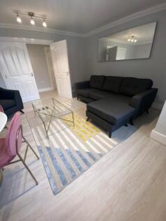 Fantastic two bed apartment which is located in the centre of Didsbury Village and being minutes strolling distance to the tram station, local shops, bars & restaurants. Accommodation comprises of spa