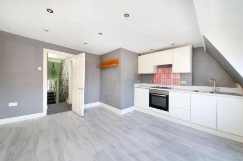 Modern one-bedroom flat in a prime town centre location. This period property offers a stylish interior, spacious living area, fully equipped kitchen, and a bright bedroom. Close to shops, restaurants