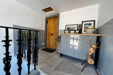 ENTRANCE PORCH