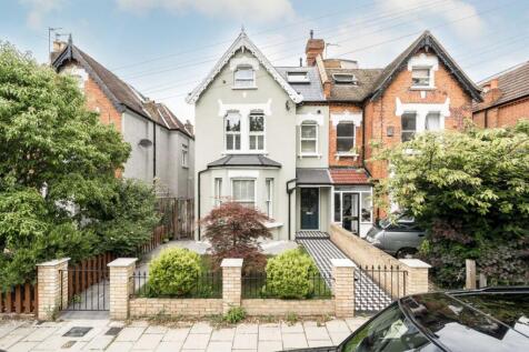 A studio apartment conveniently located close to Streatham Common Park with great transport links within a short distance.