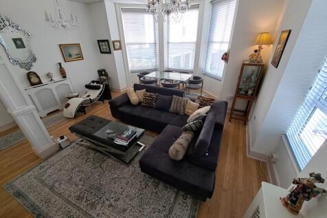 LOUNGE / DINER