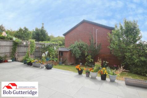 ENCLOSED REAR GARDEN