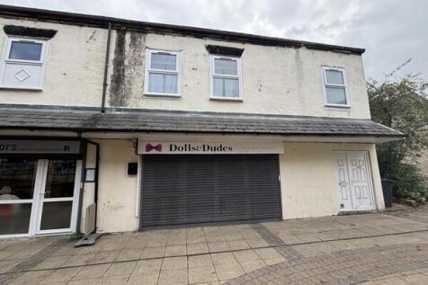 Retail Property (high street) to rent in cleckheaton