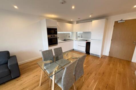 Welcome to this stylish and contemporary 1-bedroom, 1-bathroom apartment located on the second floor of the prestigious Arden Gate development in the heart of Birmingham.