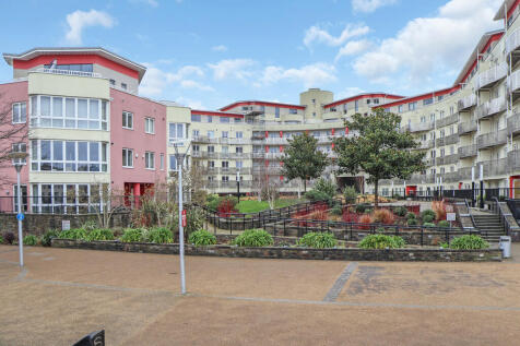 The Crescent, Harbourside, Bristol - One Bedroom Furnished Apartment - One Unallocated Parking Space - Bike Storage. Water bill included in rent.