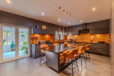 7 bed, 6 bath Detached Villa in Glasgow - Photo 4