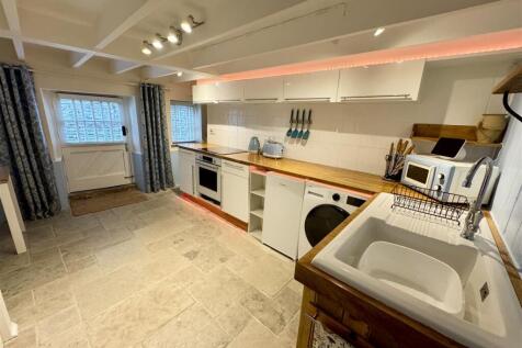 2. Kitchen 1.jpeg