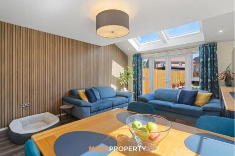 Lounge / Dining Area