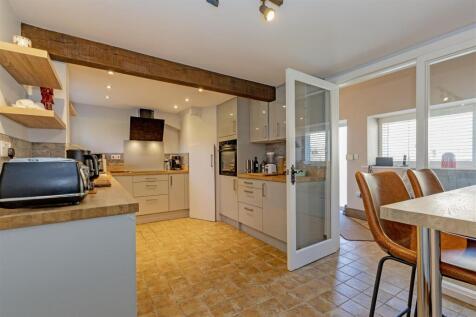 Impressive Breakfasting Kitchen