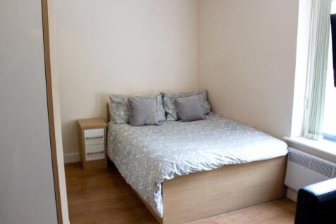 Listing code 838449. **£500 CASHBACK OFFER - Limited time only** Our Lofthouse Residence student accommodation gives you the ideal space for Leeds city living. Step into your open-plan studio apartmen