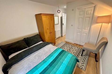 Bright & Spacious Ensuite Double Rooms to rent Bootle. All bills Included. A bright and spacious ensuite double rooms, featuring a large double bed, stylish décor and a comfortable sofa - perfect for
