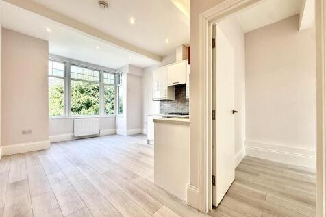A newly refurbished one-bedroom first-floor flat ideally located on Bowes Road, Palmers Green, N13. The property comprises a bright and spacious double bedroom, a modern shower room, a separate fitted