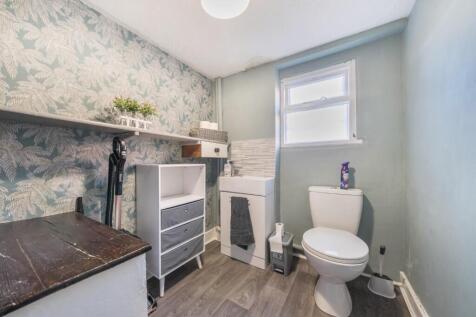 DOWNSTAIRS W.C. (potential SHOWER room).jpg