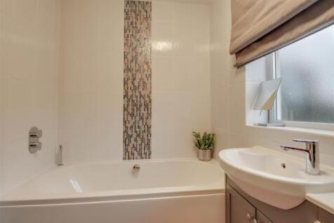 6 HIGHCLIFFE WAY WICKFORD-16.jpg